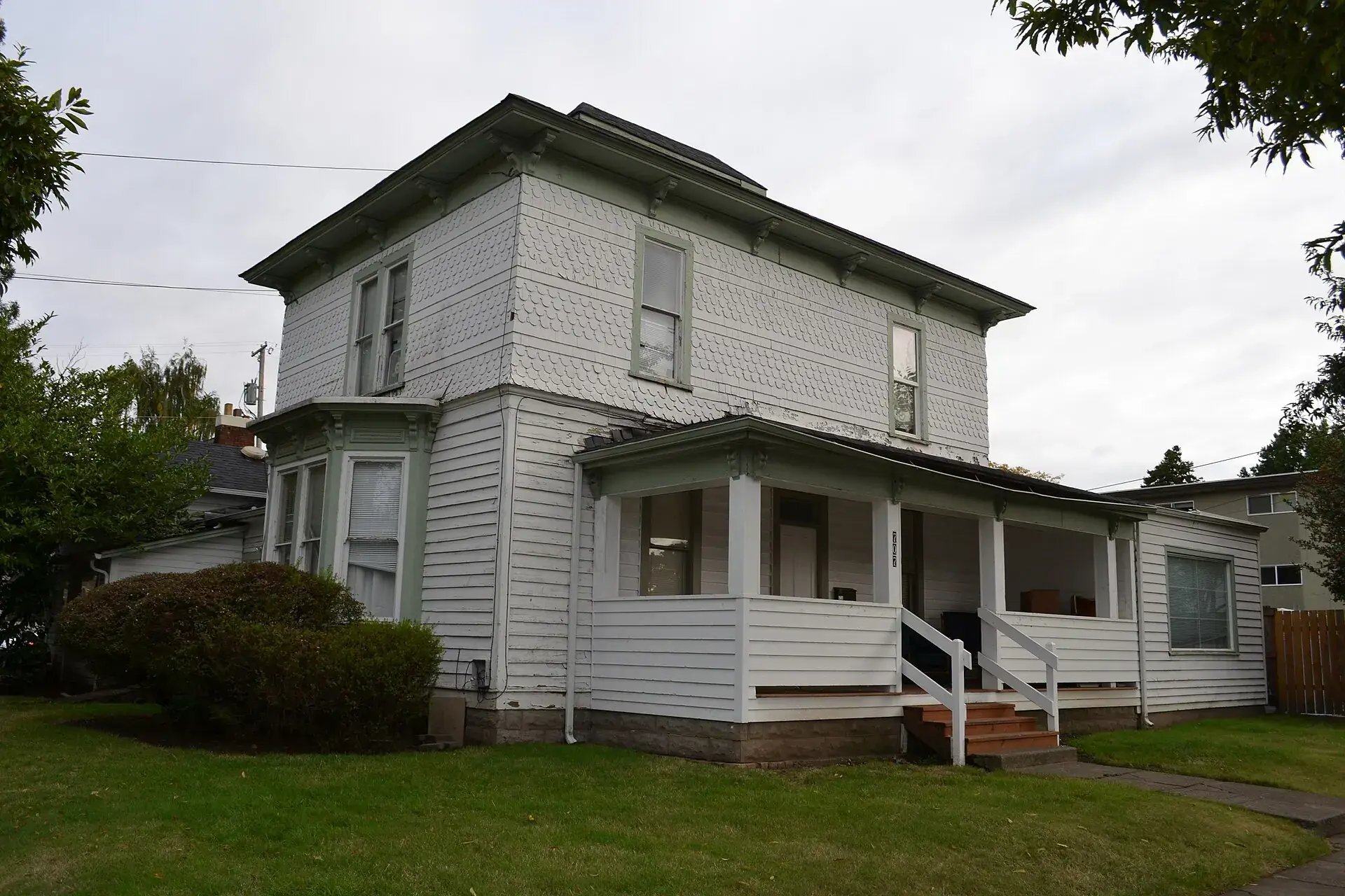 The Benjamin Franklin Dorris House, a white historic home in Eugene, Oregon