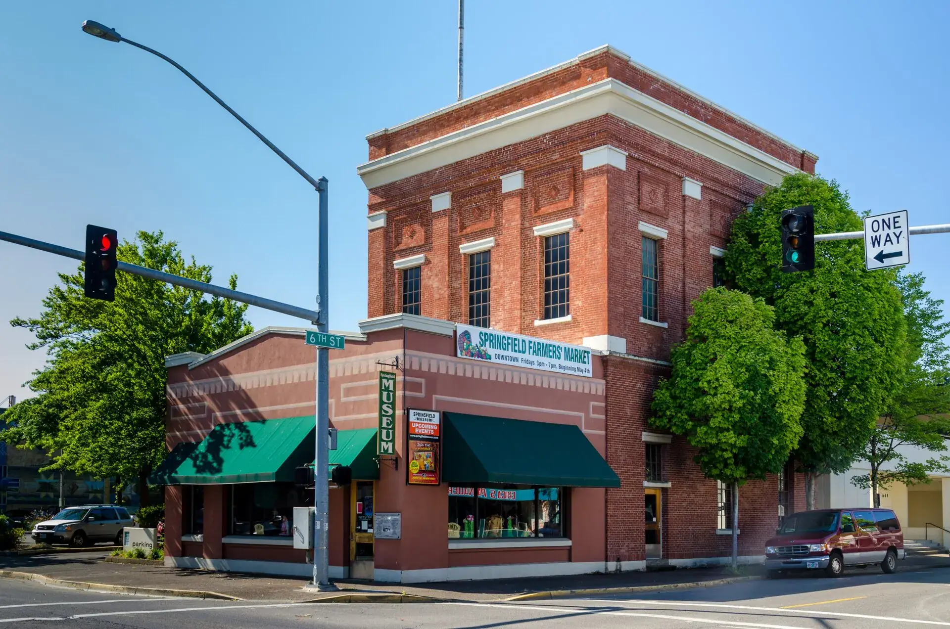 A brick corner commercial building in Springfield, Oregon